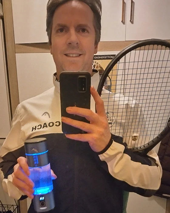 James Mottershead, tennistränare, med sin Nord Hydrogen Bottle och racket